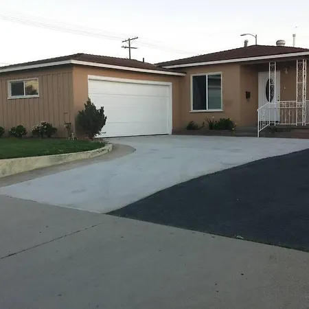 Family Getaway 3 Bedroom 2 Bath Home In Lomita, Ca.